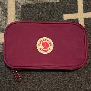 Fjällräven Kånken Purple Wallet with zip closure